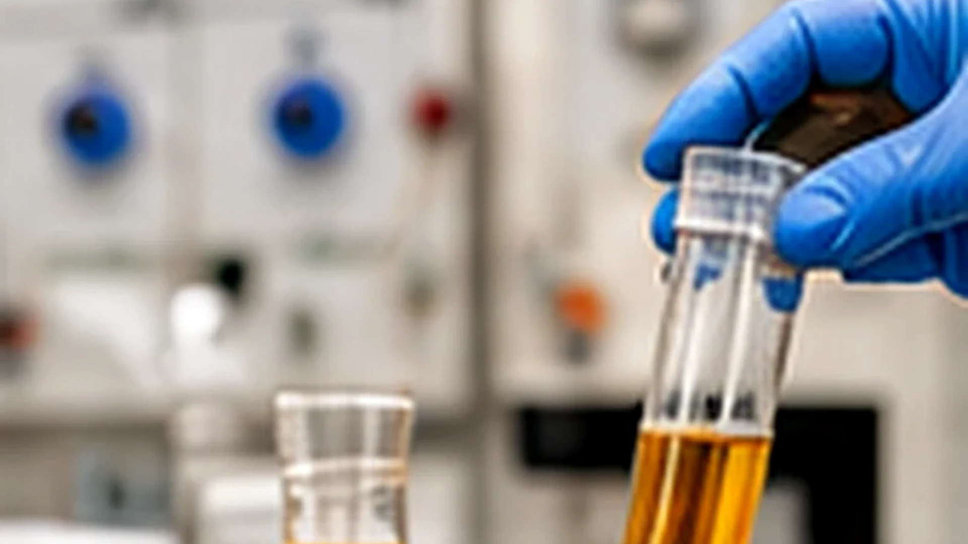 Muestras de aceite lubricante en uso para análisis de laboratorio
